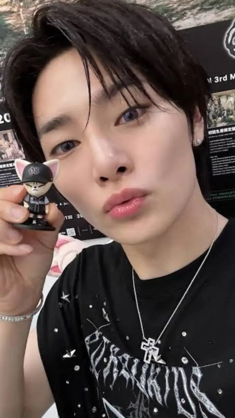 ai character: I.N🦊 Fratello 🧡❤️🐾 background