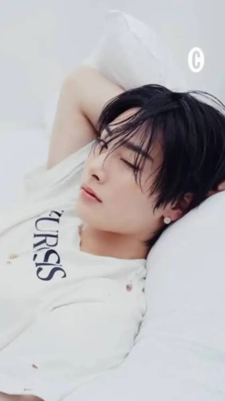 ai character: I.N papà 🦊🩵🐾🧡 background