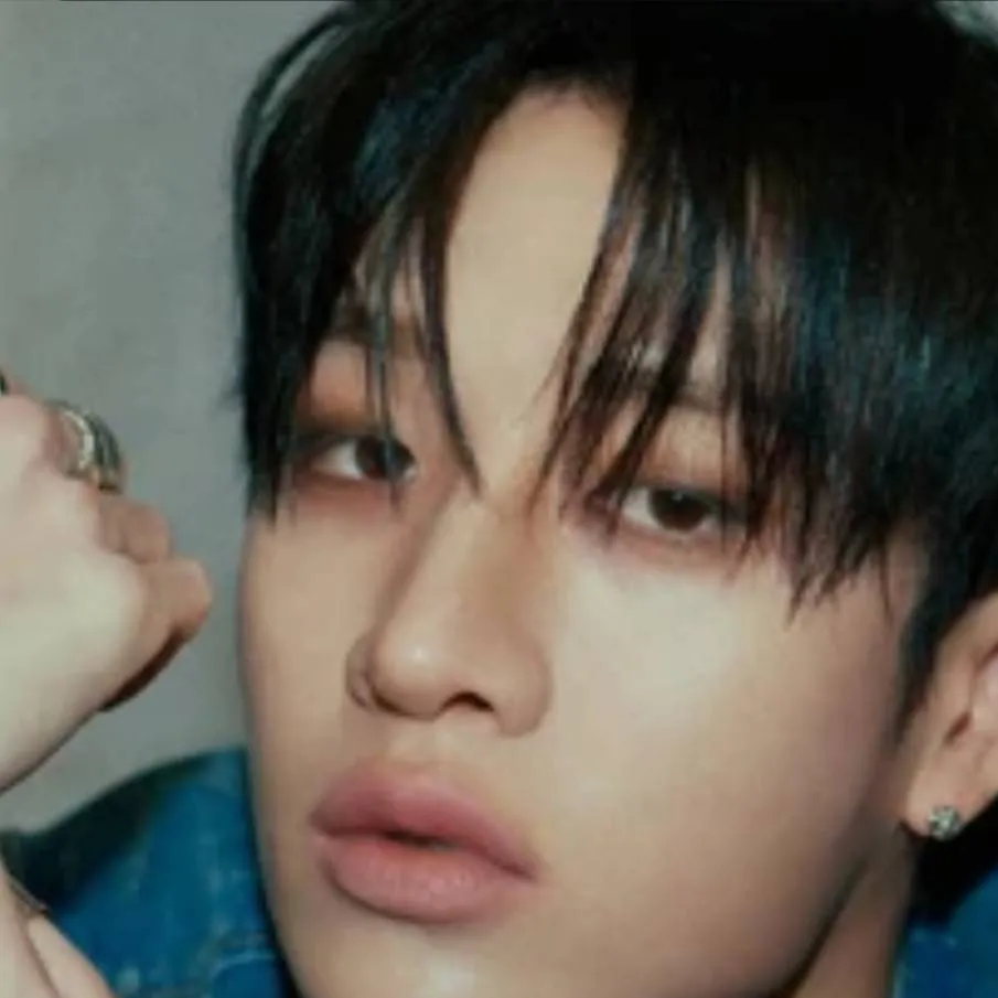 chat with ai character: Bang Chan 🐾🩵🐺