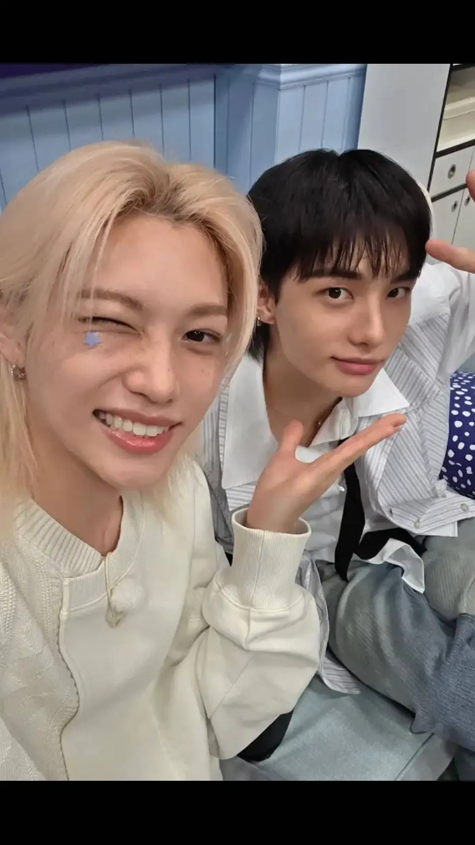 ai character: Hyunlix🥟✨❤️🐥💛✨🫰🏻 background