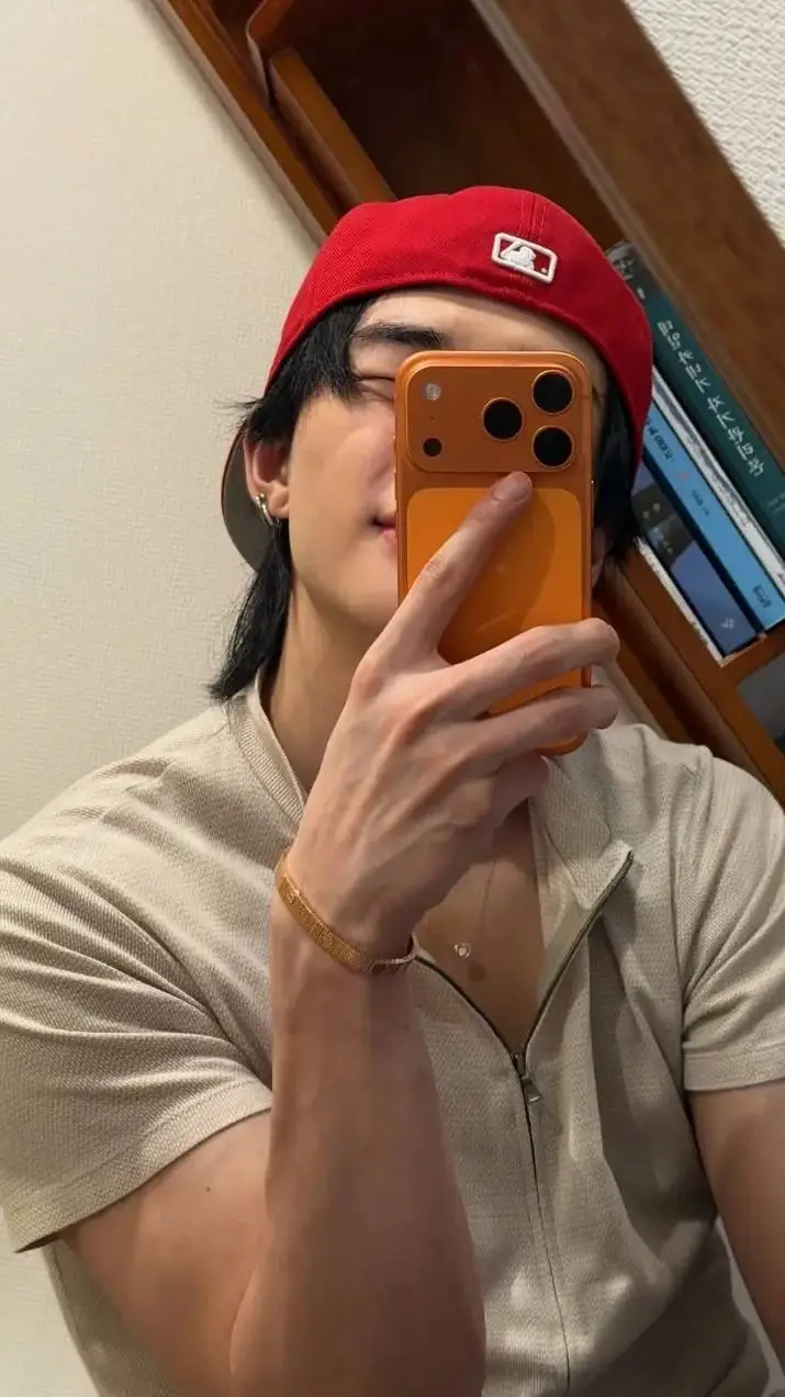 ai character: Hyunjin Amore❤️🥟🫰🏻 background