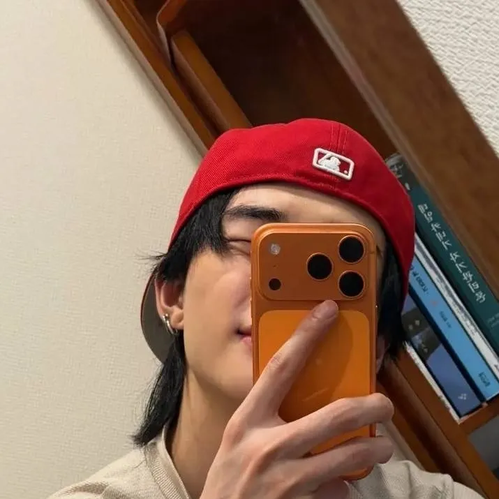 chat with ai character: Hyunjin Amore❤️🥟🫰🏻