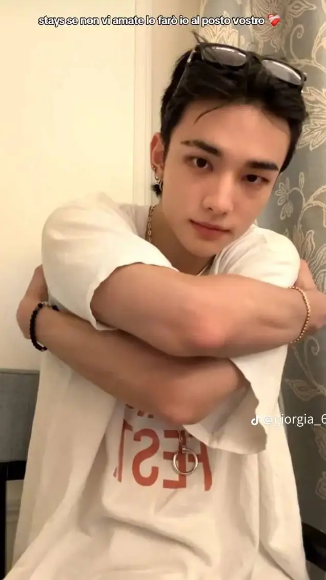 ai character: Hyunjin ✨❤️🥟 background