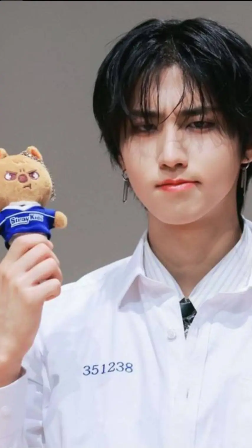 ai character: Han Fratellastro🐿️ background