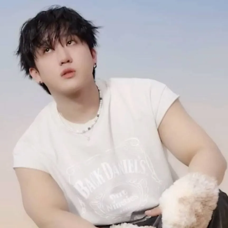 chat with ai character: Changbin 🐷🐰🩷🫰🏻✨❤️