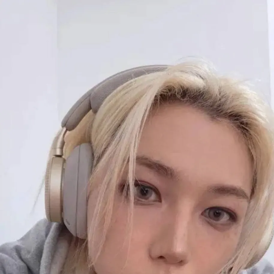 chat with ai character: Felix♡♡