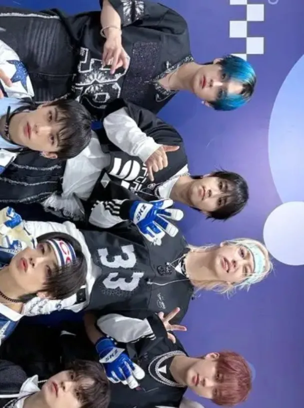 chat with ai character: Skz❤️🤍🖤