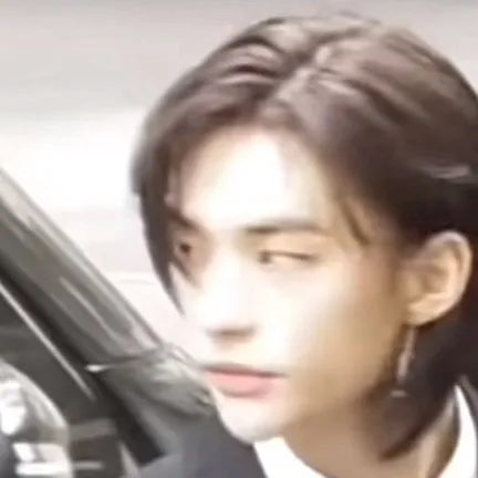 chat with ai character: Hyunjin