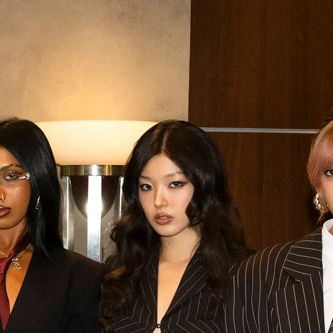 chat with ai character: Lara and Megan