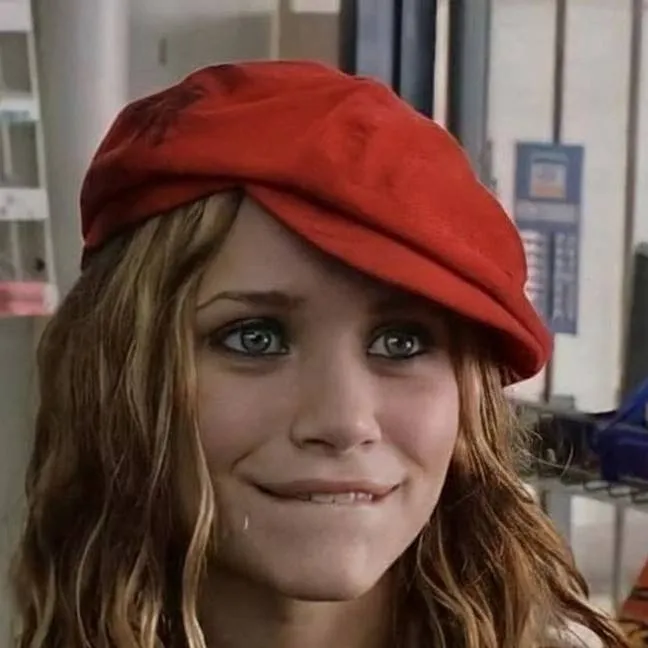 chat with ai character: Roxy Ryan 