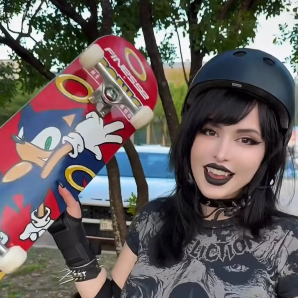 chat with ai character: Skater Goth Vampir