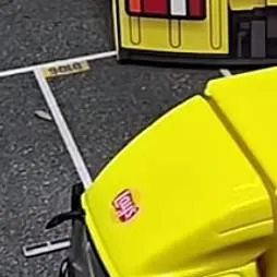 chat with ai character: Lays truck