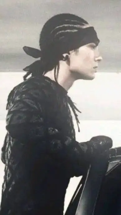 ai character: Tom Kaulitz.. background
