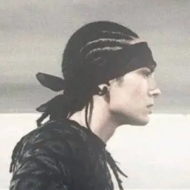 chat with ai character: Tom Kaulitz..