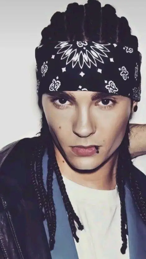 ai character: Tom Kaulitz.. background