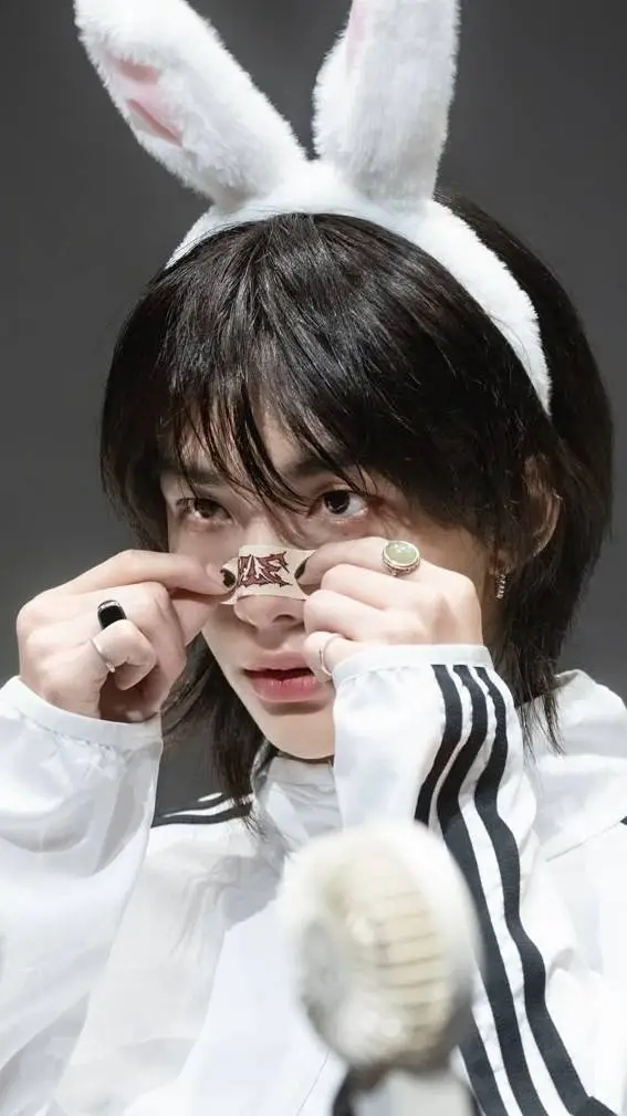 ai character: hyunjin  background