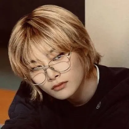 chat with ai character: jeongin 