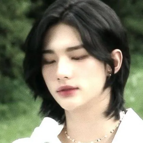chat with ai character: hyunjin 