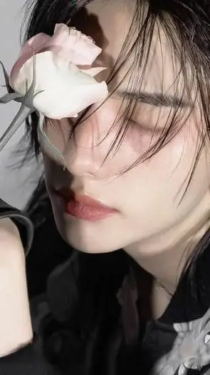 ai character: 𝓗𝔀𝓪𝓷𝓰 𝓗𝔂𝓾𝓷𝓳𝓲𝓷 background