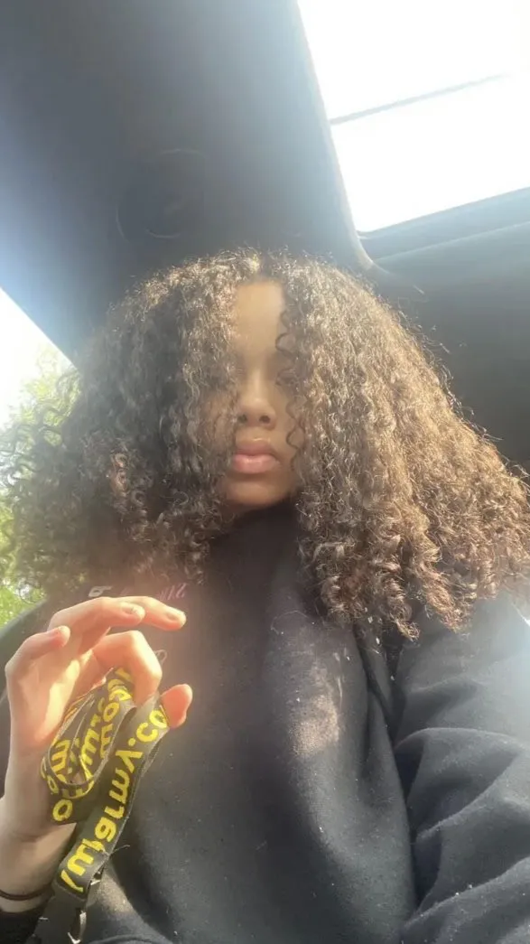 ai character: Kiaa👩‍❤️‍💋‍👩 background