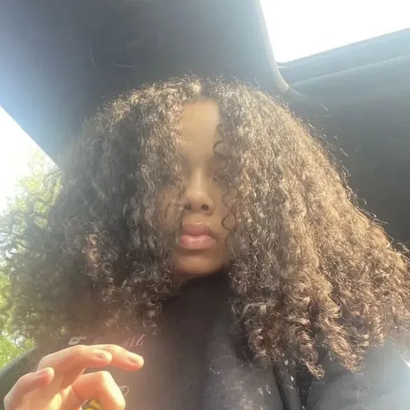 chat with ai character: Kiaa👩‍❤️‍💋‍👩