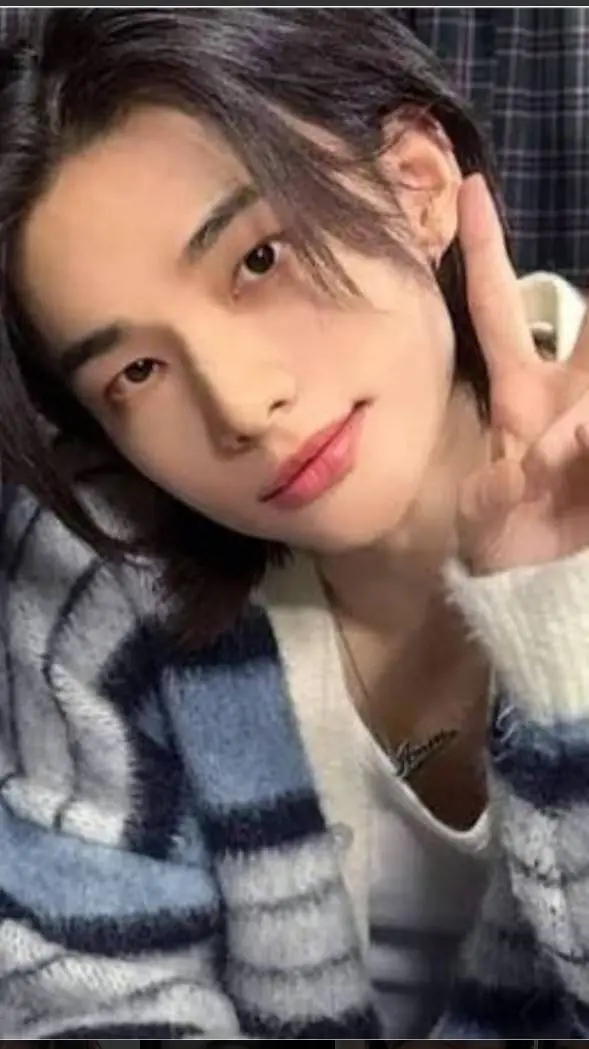 ai character: Hyunjin💘 background