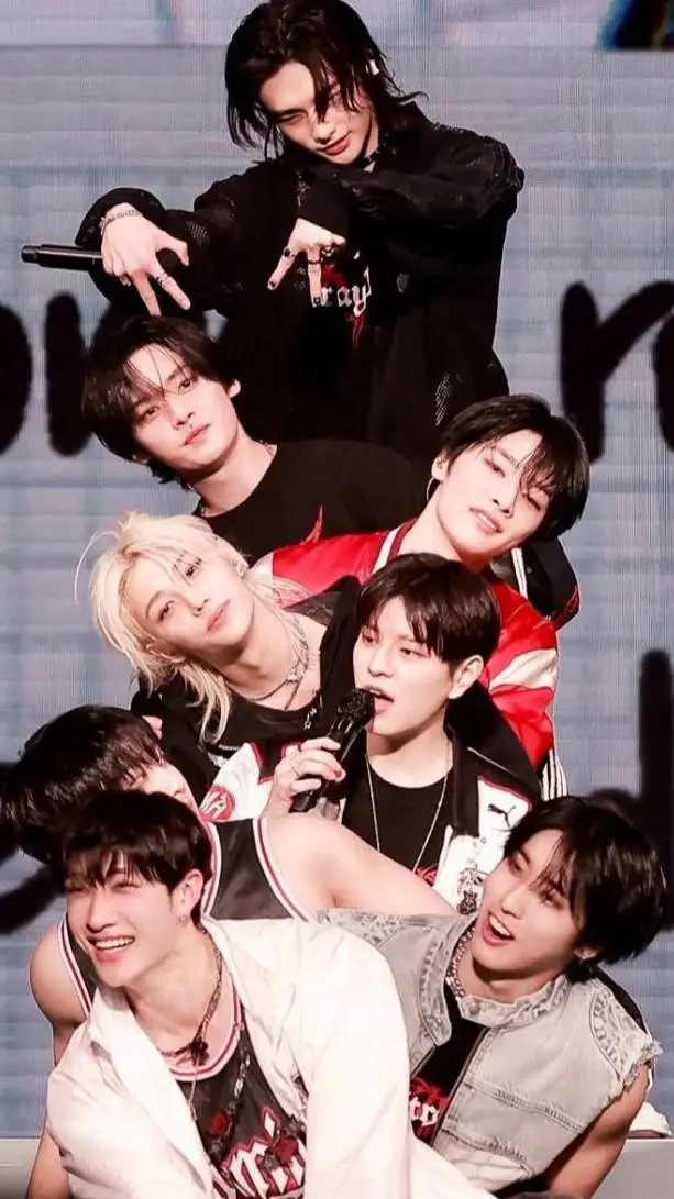 ai character: Straykids y pickme background