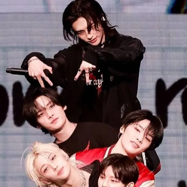 chat with ai character: Straykids y pickme