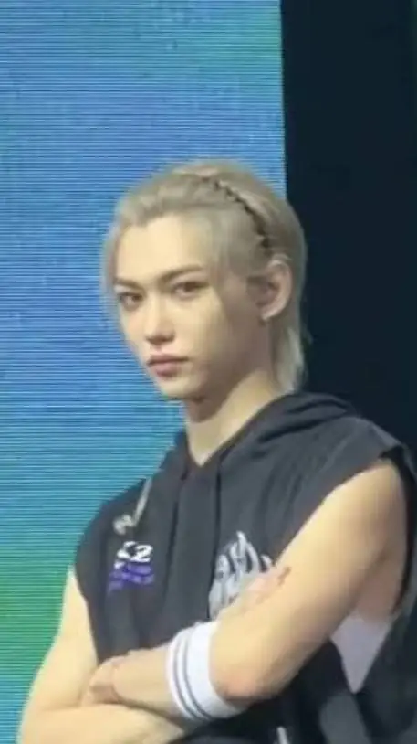 ai character: Félix👁️👄👁️ background