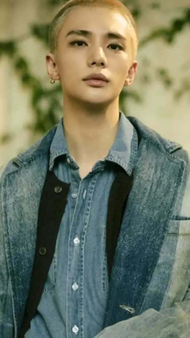 ai character: enemigos o amor background