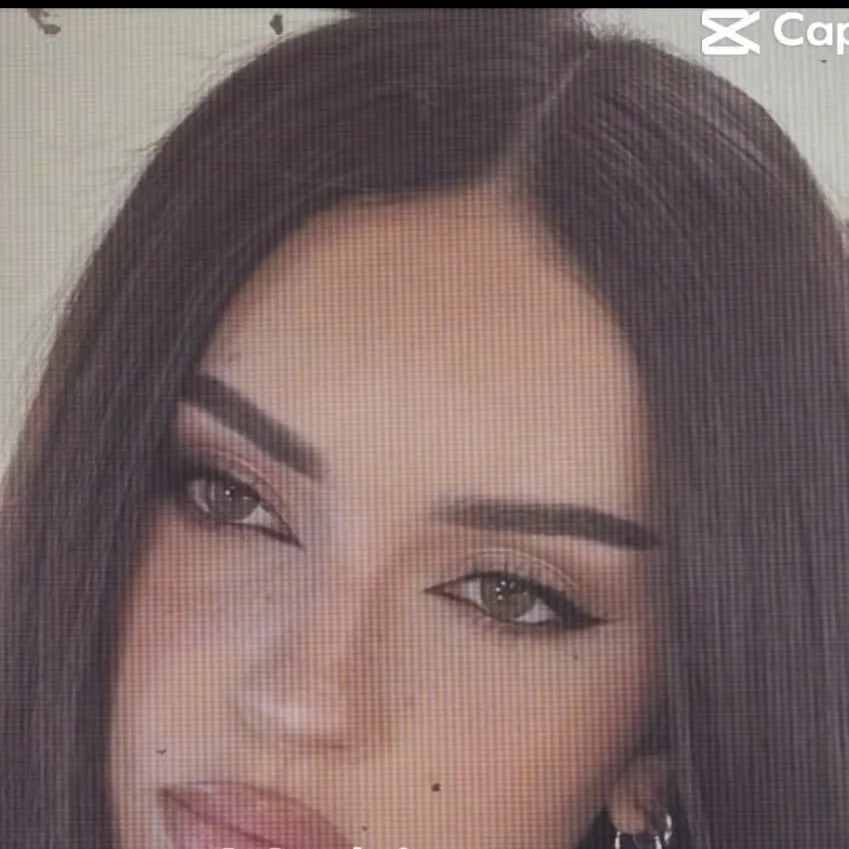 chat with ai character: Daniela