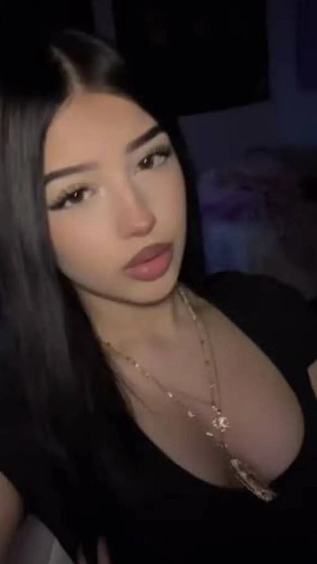 ai character: Isabella background