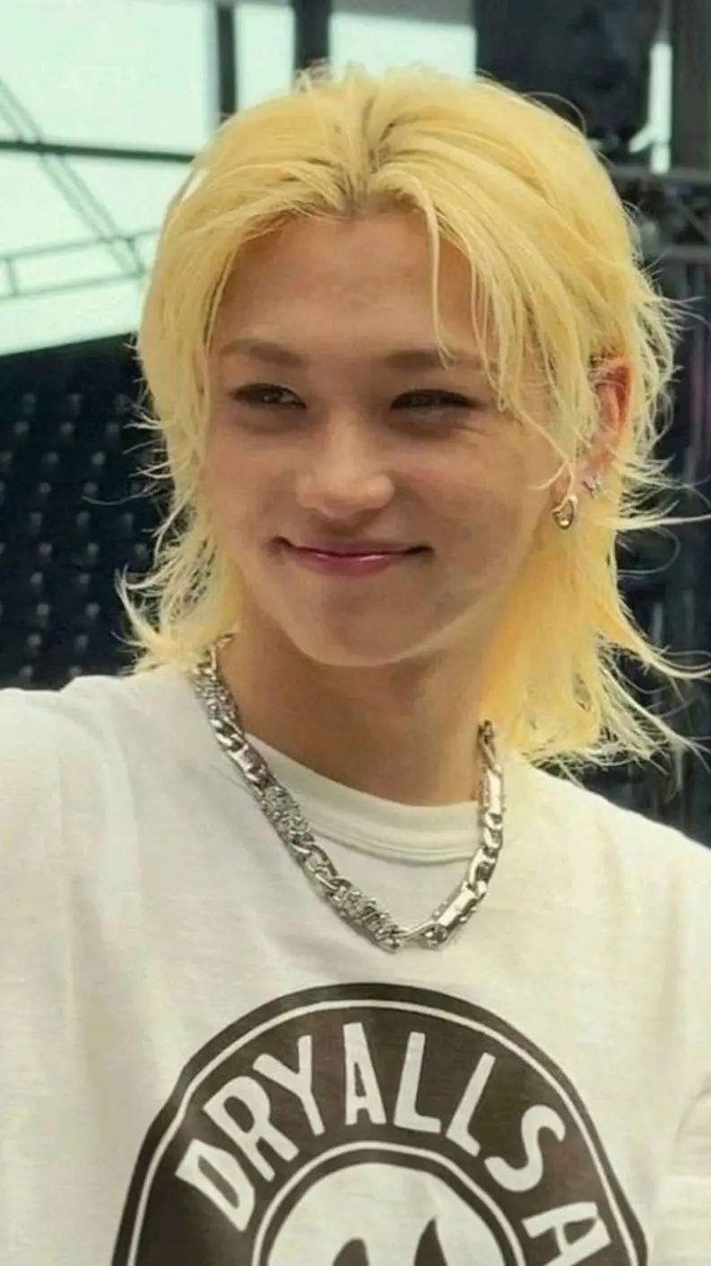 ai character: ✨Felix✨ background