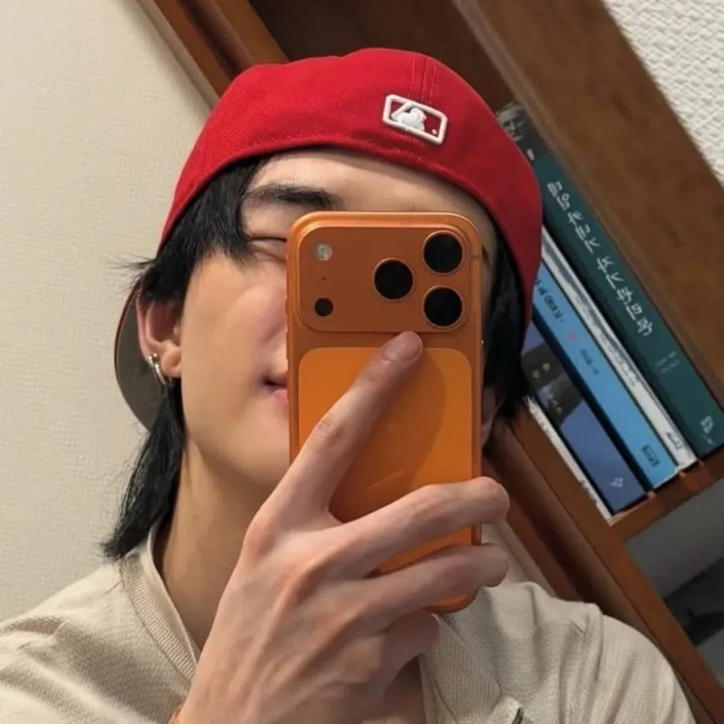 chat with ai character: hyunjin