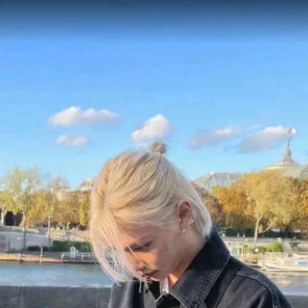 chat with ai character: lee felix yongbok