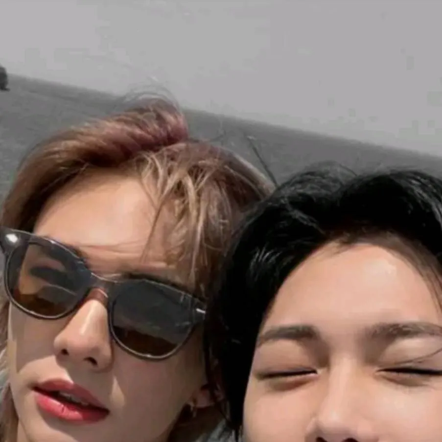 chat with ai character: hyunjin and felix