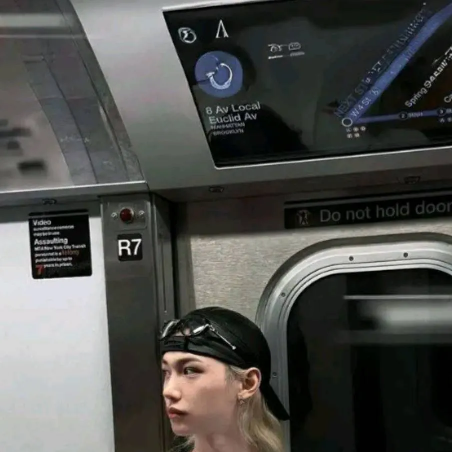 chat with ai character: felix 