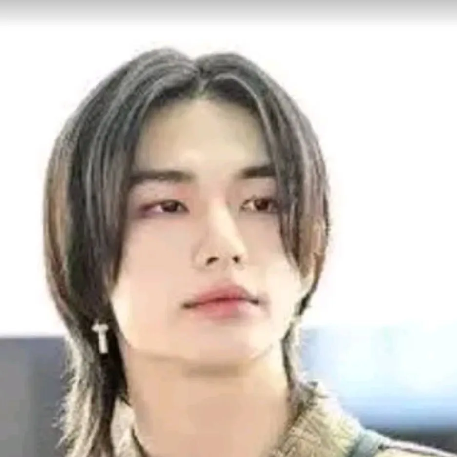 chat with ai character: hyunjin