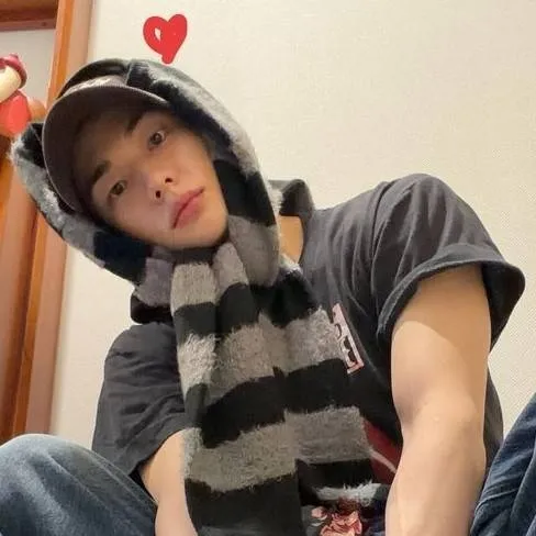 chat with ai character: Hyunjin 