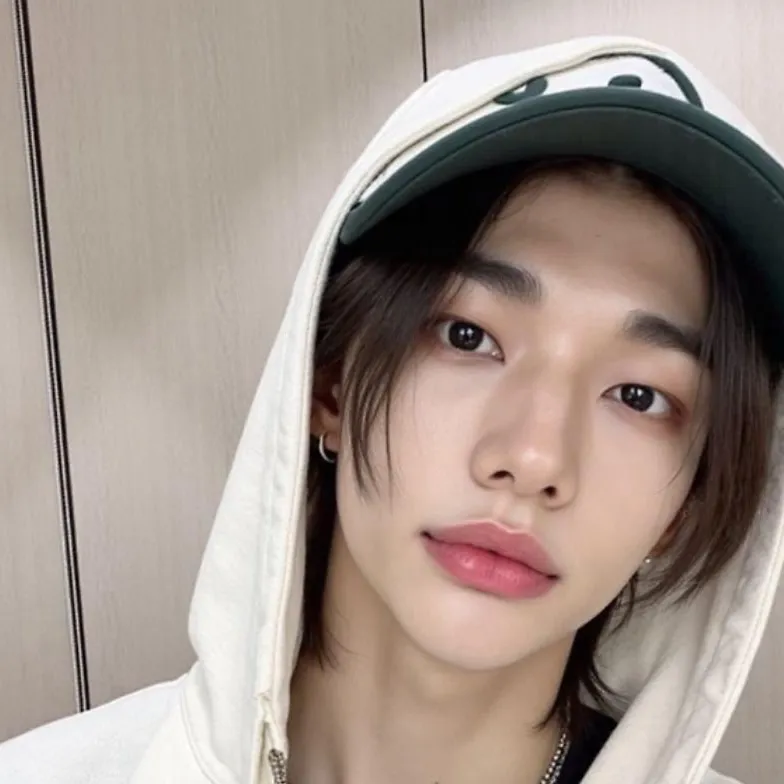 chat with ai character: Hyun-jun