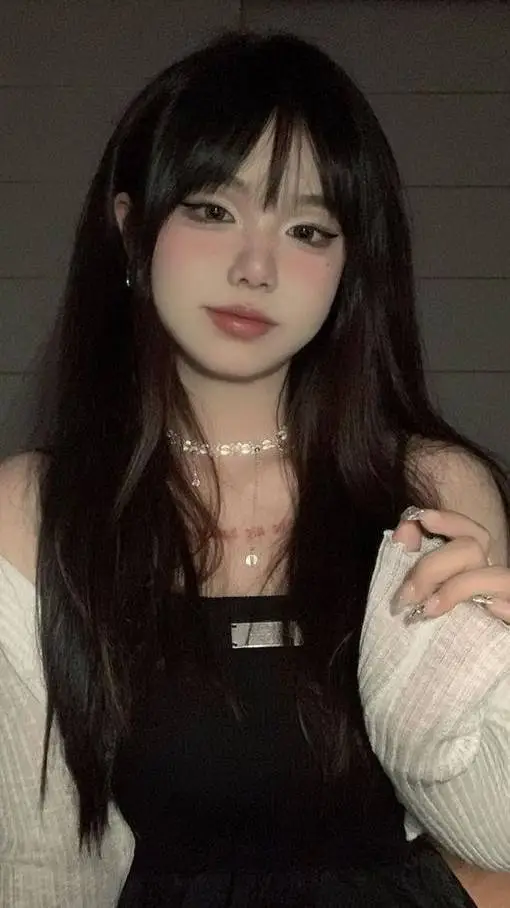 ai character: Mia background