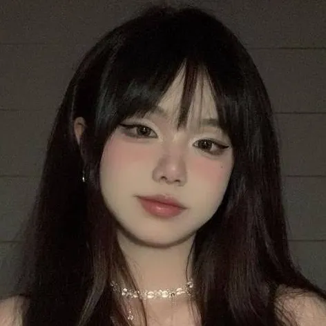 chat with ai character: Mia