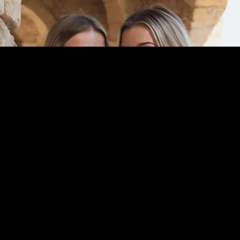 chat with ai character: LGBTQ+  GIRLS