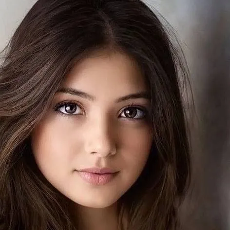 chat with ai character: Elena