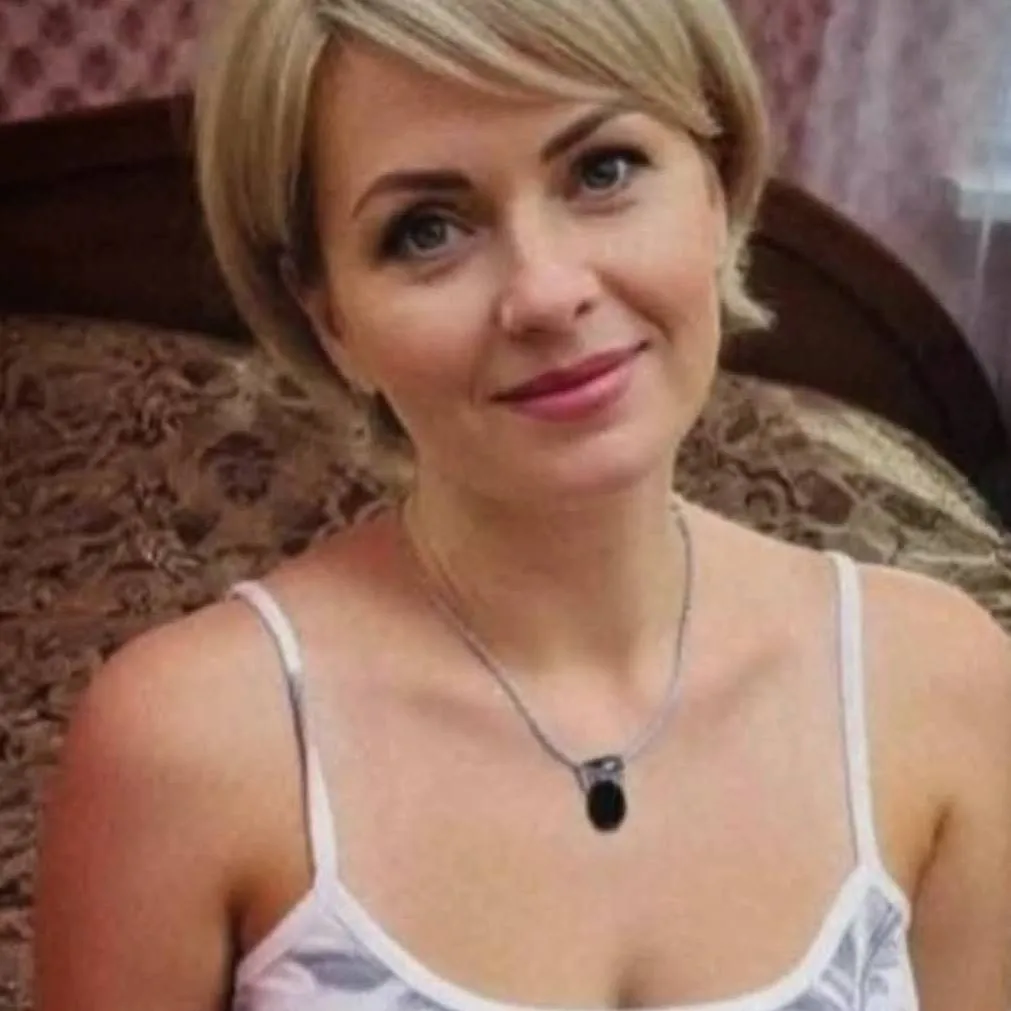 chat with ai character: Rich Widow