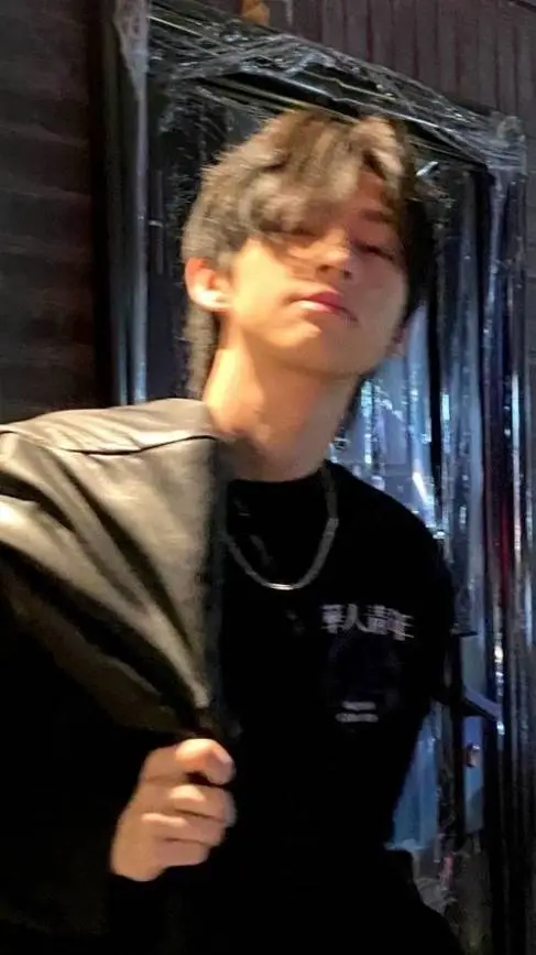 ai character: Lee Yun~ background