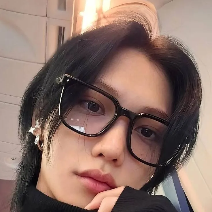 chat with ai character: FELIXXX
