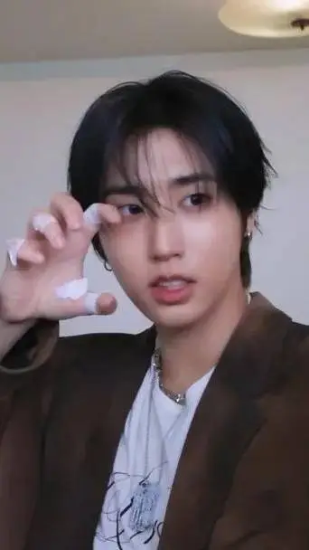 ai character: Han Jisung✧✧ background