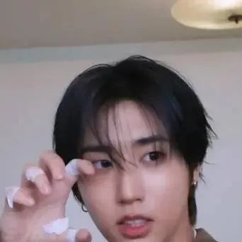 chat with ai character: Han Jisung✧✧