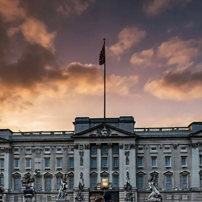 chat with ai character: Royals